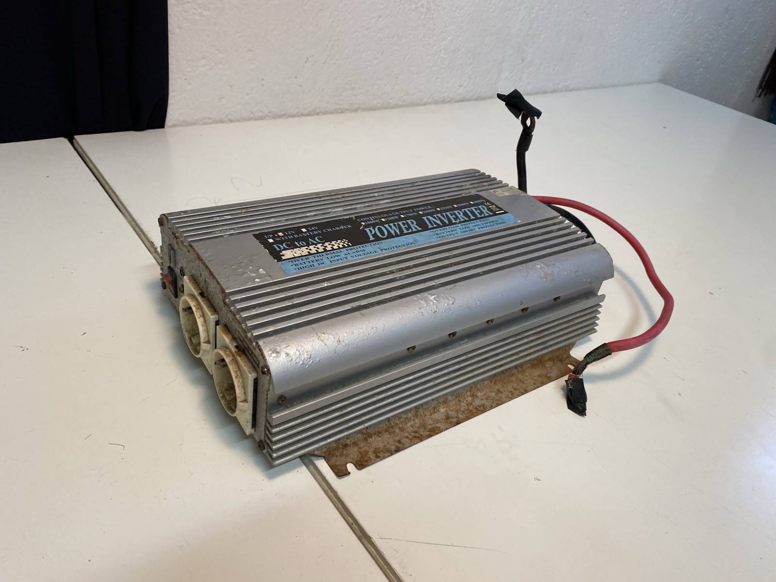 Schuko DC-AC Inverter 12V/24V 230V 50Hz 2 Outlets with Charger
