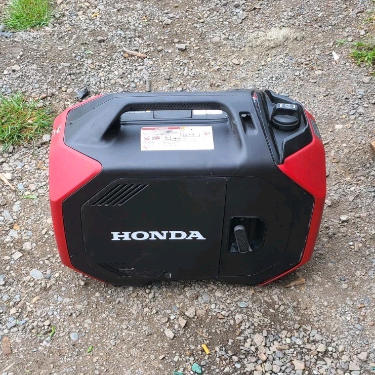 Honda EU3200i 3200W 120V Portable Quiet Inverter Generator 1.2 gal Red/Black