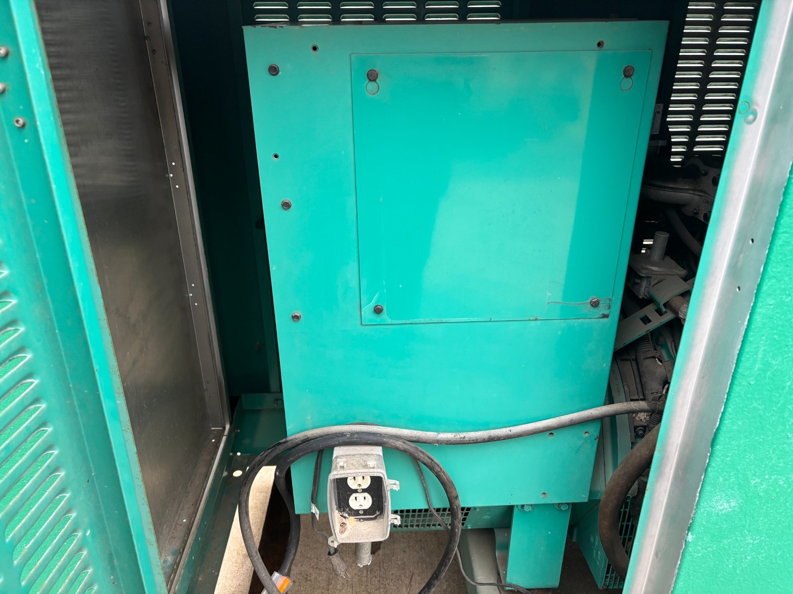 Cummins KW:35 Volts:120/240 AMPS:121.4 KVA:43.7 HRS:801 GGFD-563663