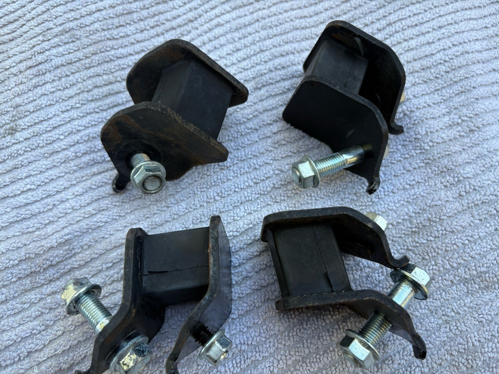 Briggs & Stratton 8500 Watt Engine Motor Mounts 030798A 7808877 Set Of 4