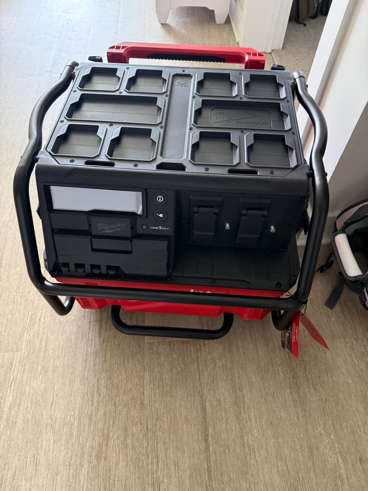 Milwaukee Electric – ROLL-ON 7200W/3600W 2.5KWH Power Supply
