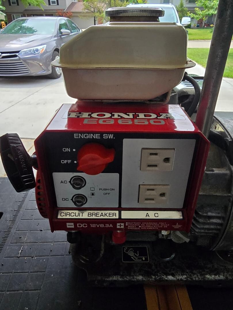 Honda Generator EG650 Gas Powered 650 Watt 120v 12v AC DC w/Cover Local pickup