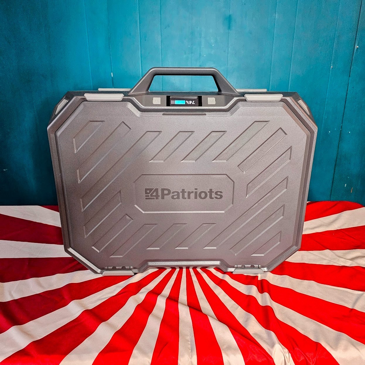 4Patriots AlphaCase Elite Solar Generator 800W – Barely Used w/ Panel & Case