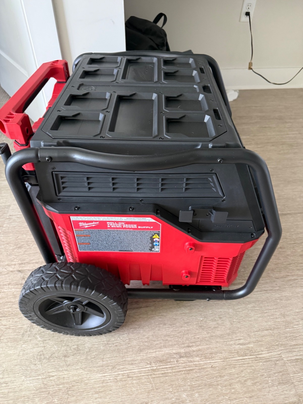 Milwaukee Electric – ROLL-ON 7200W/3600W 2.5KWH Power Supply