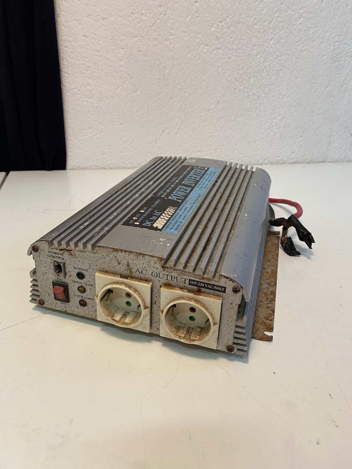 Schuko DC-AC Inverter 12V/24V 230V 50Hz 2 Outlets with Charger