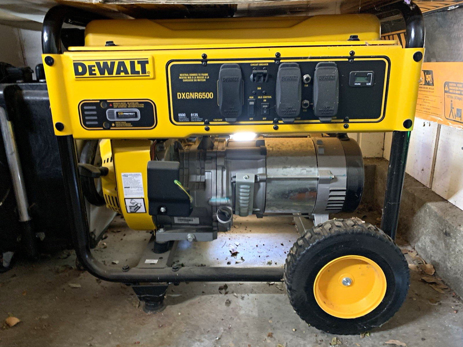 DEWALT DXGNR6500 6500W Gas Portable Generator 8125W Peak 120/240V
