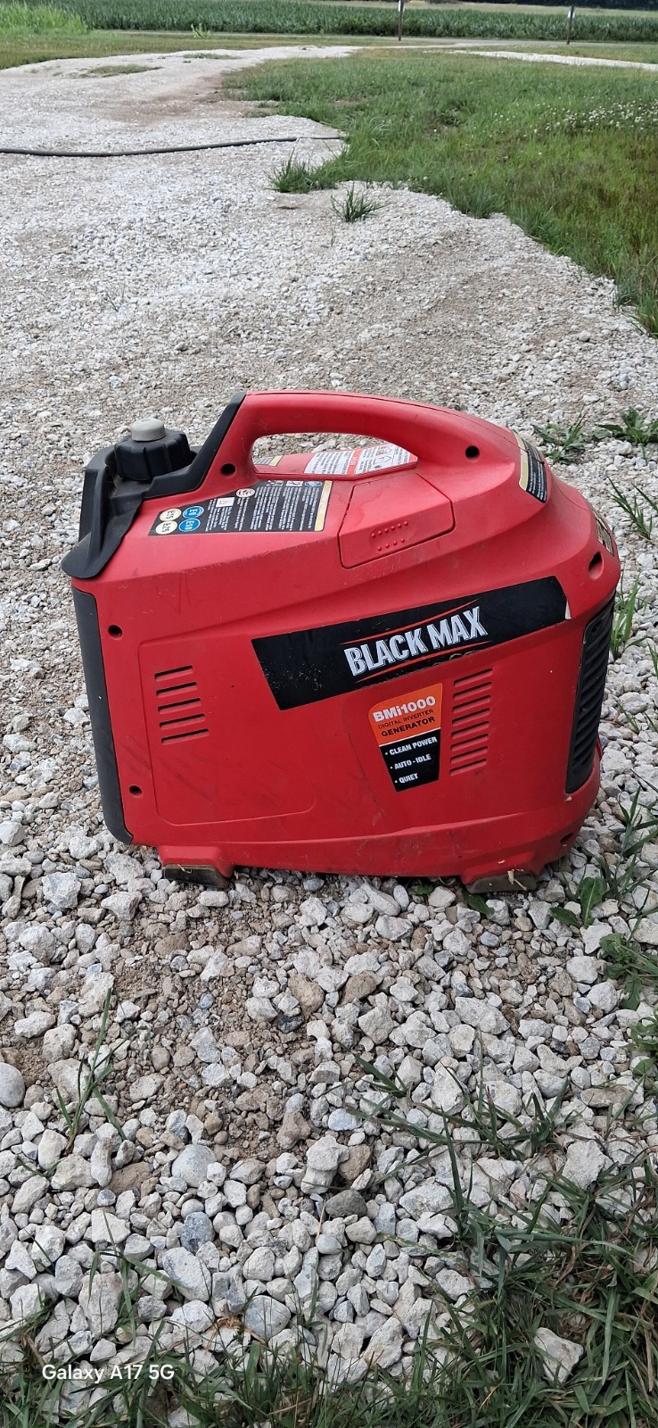 BLACK MAX BM1100 Portable Inverter Generator 120V 1x 120V Connector Red/Black
