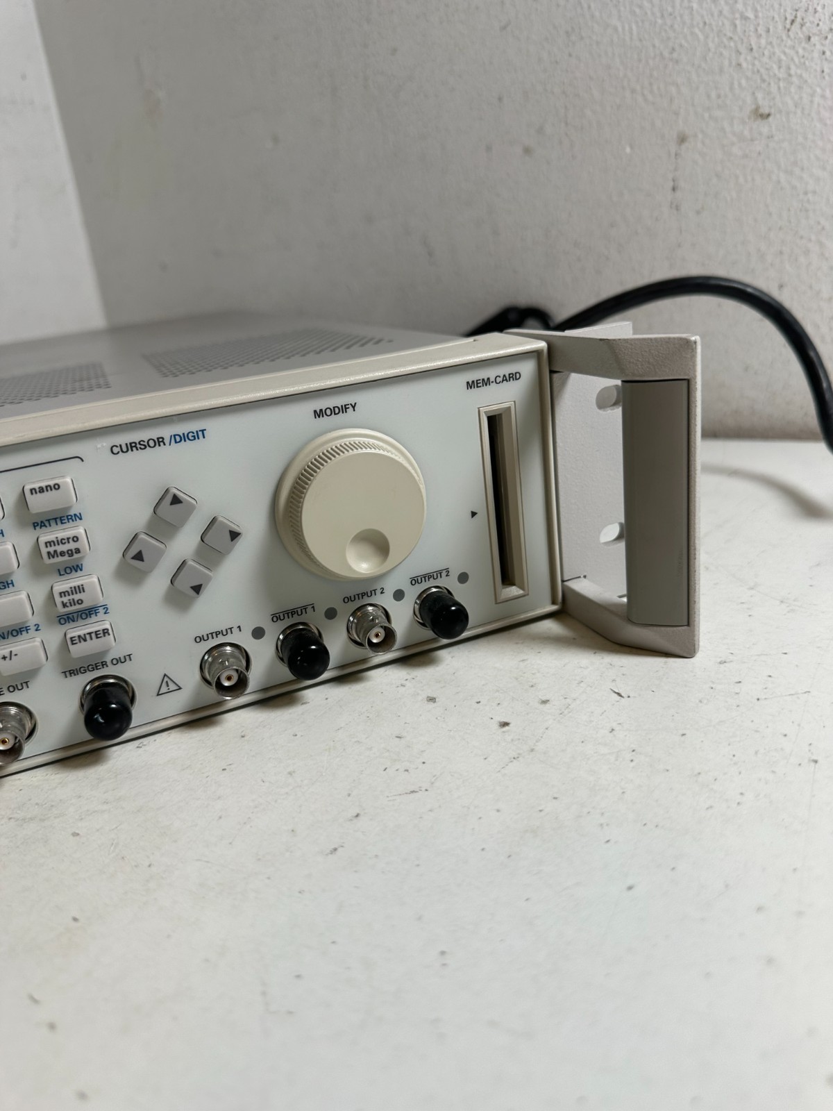 Hewlett Packard 81110A White 330MHz Digital Display Pulse Pattern Generator