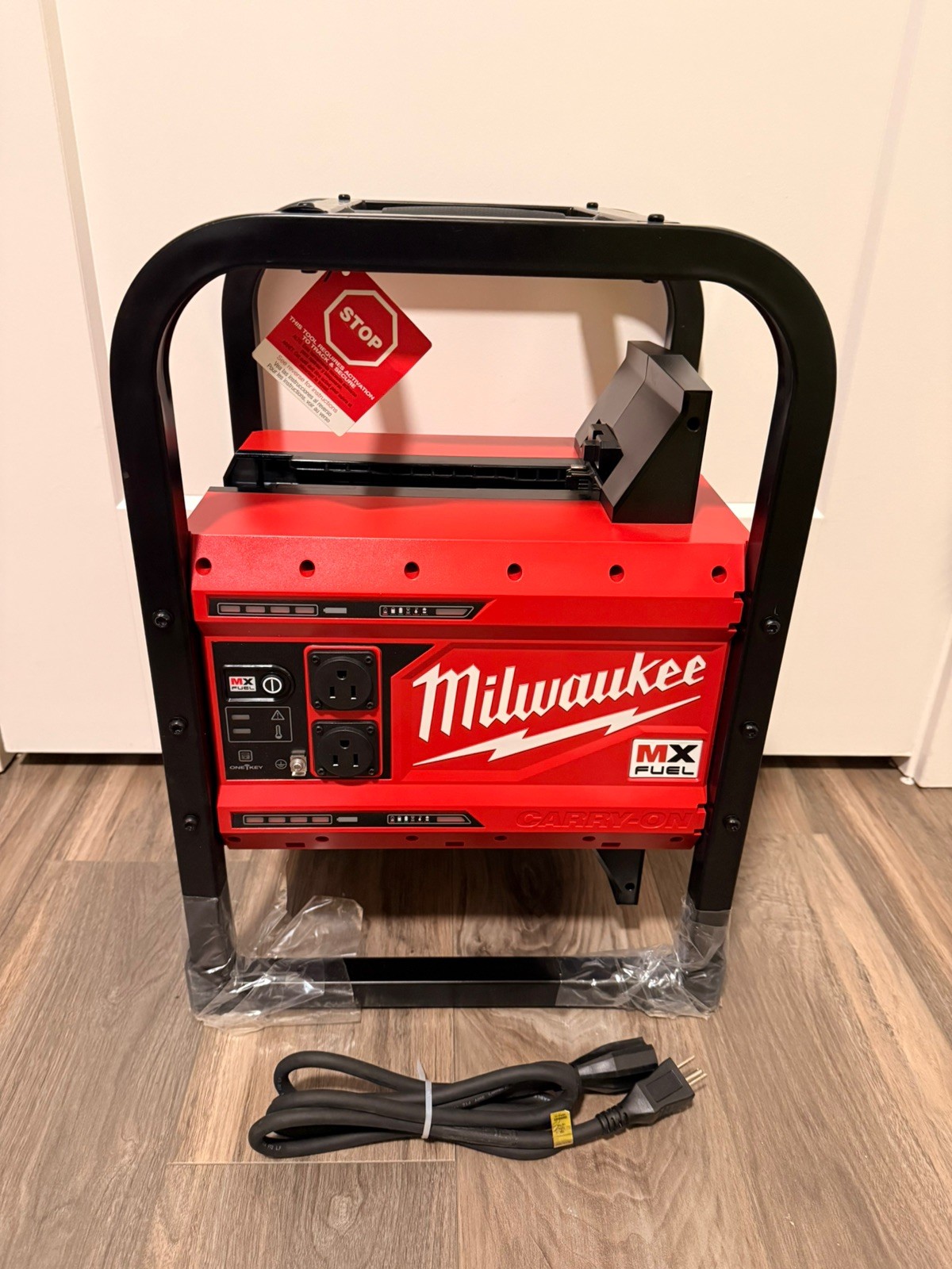 Milwaukee MX FUEL CARRY-ON 3600W/1800W Power Supply-Portable Battery Generator