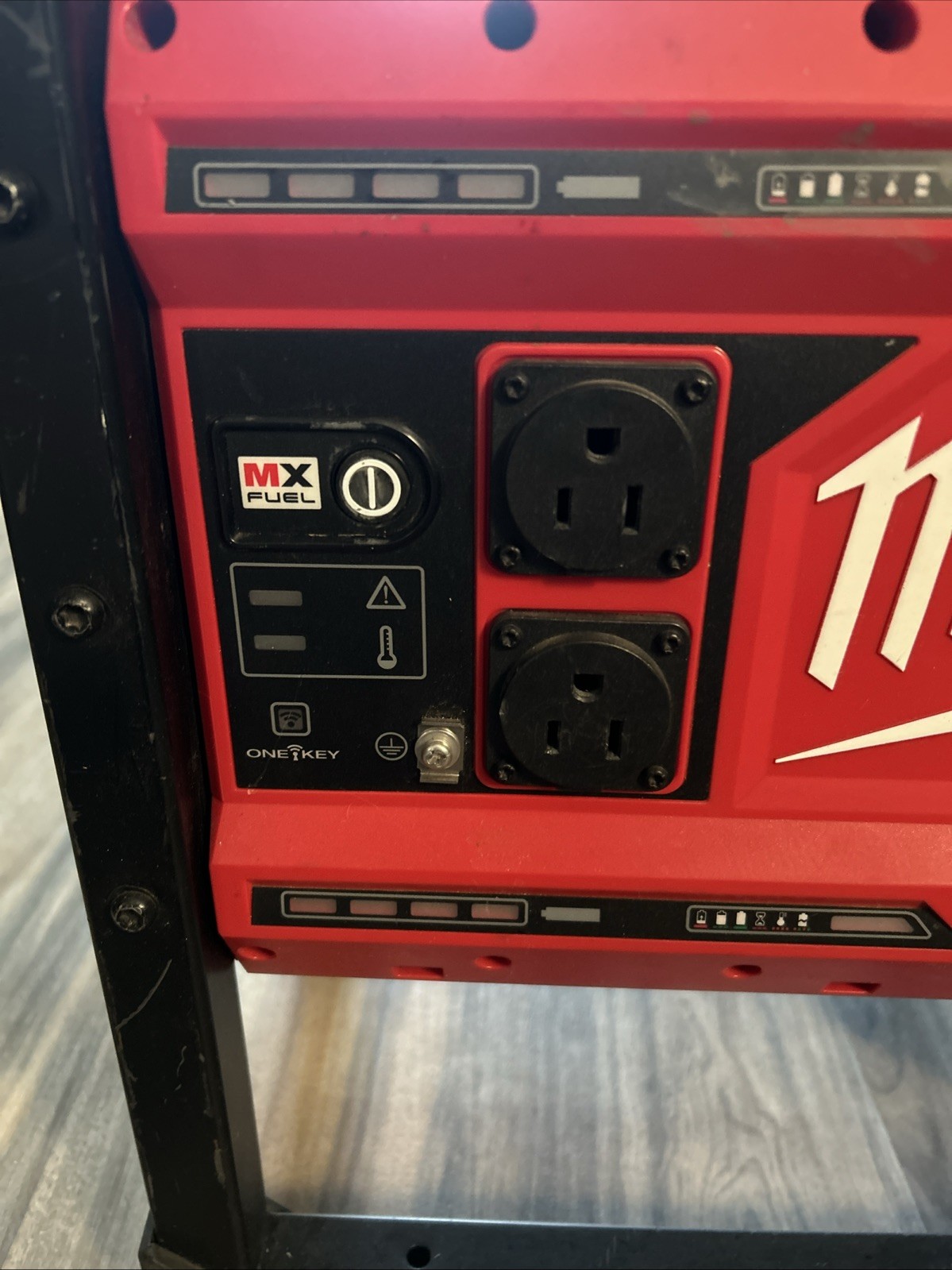 Milwaukee MX FUEL CARRY-ON 3600W/1800W Power Supply-Portable Battery Generator