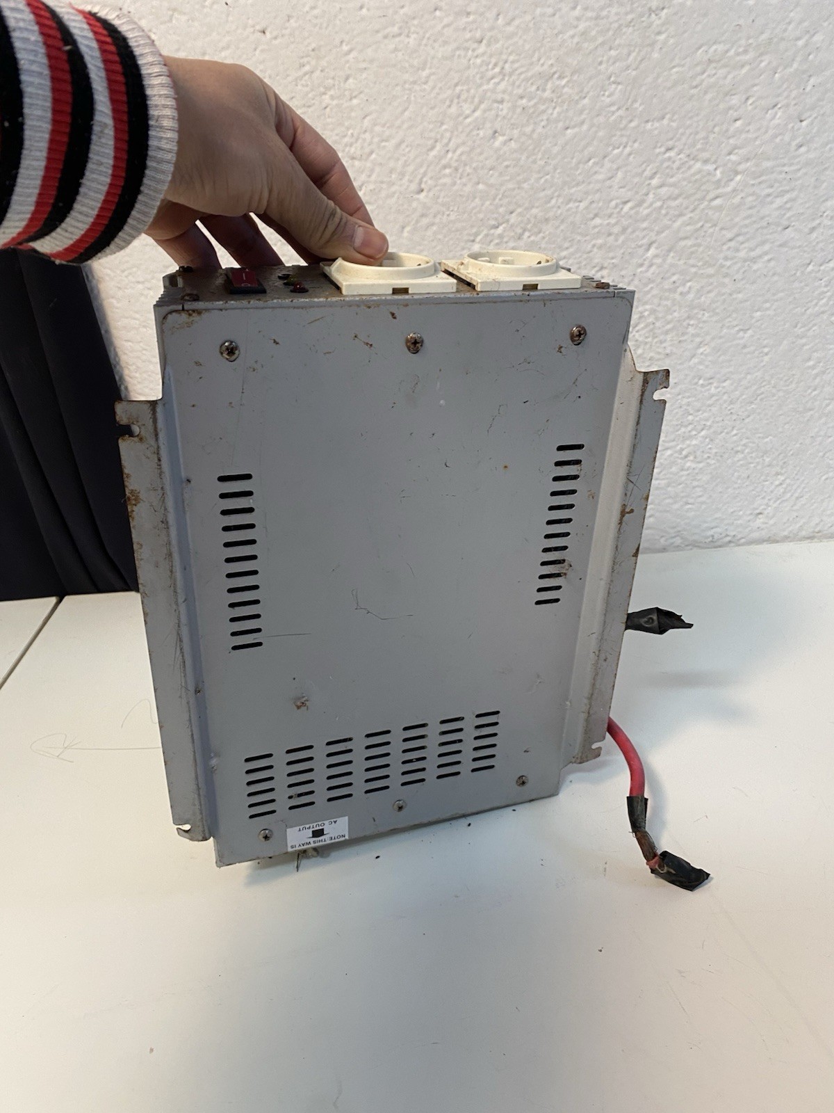 Schuko DC-AC Inverter 12V/24V 230V 50Hz 2 Outlets with Charger