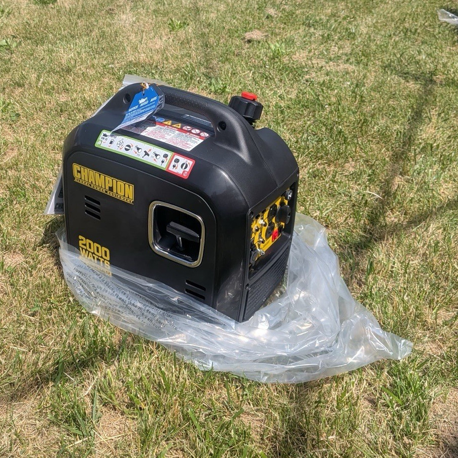 Champion Portable Inverter Generator 2000W 1.1 gal Tank Black/Yellow