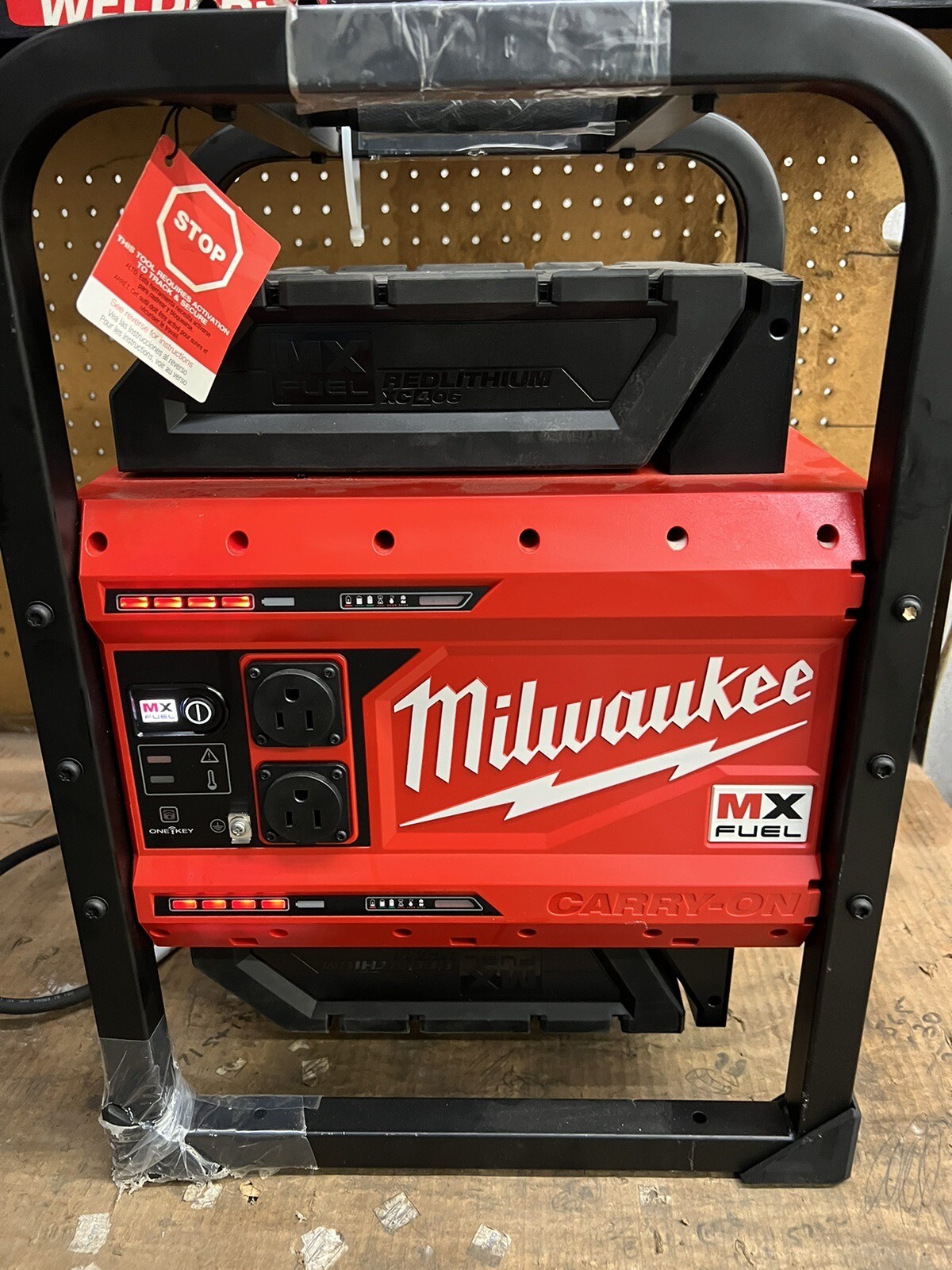 Milwaukee MXF002-2XC MX FUEL CARRY-ON 3600W/1800W Power Supply w/ Batteries