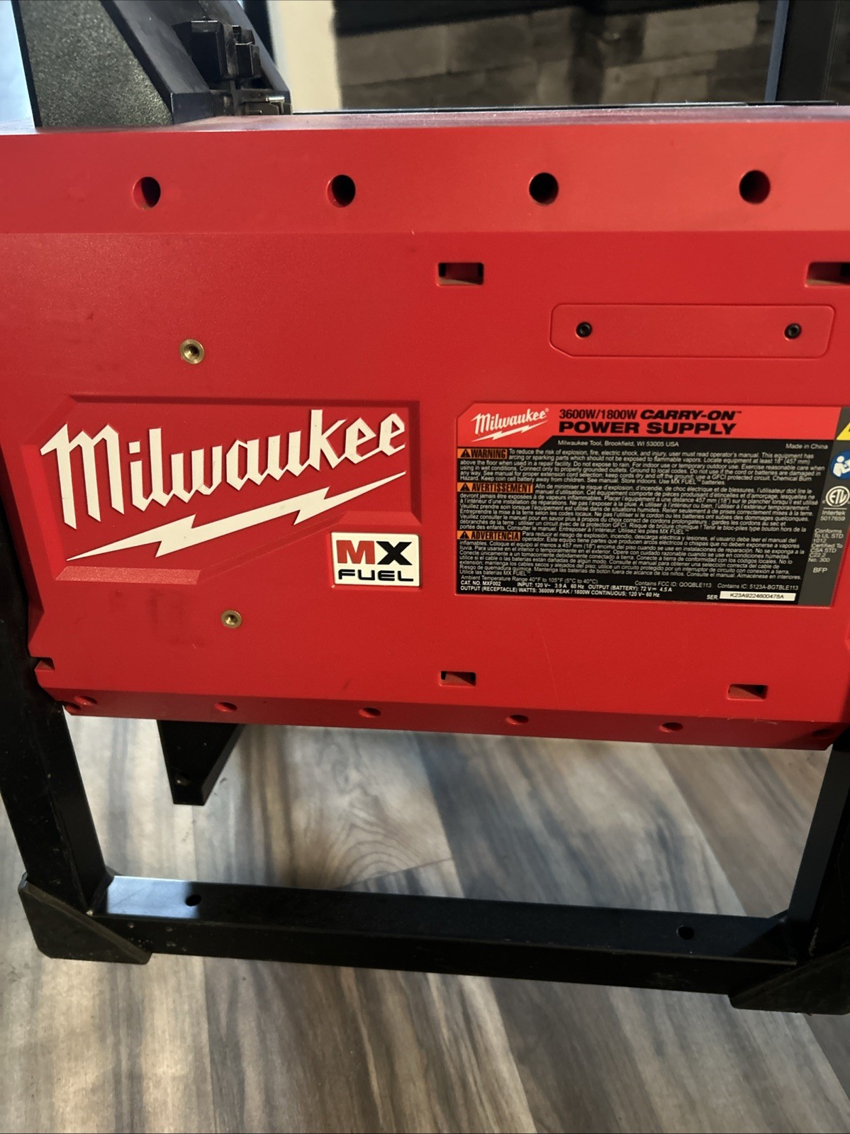 Milwaukee MX FUEL CARRY-ON 3600W/1800W Power Supply-Portable Battery Generator