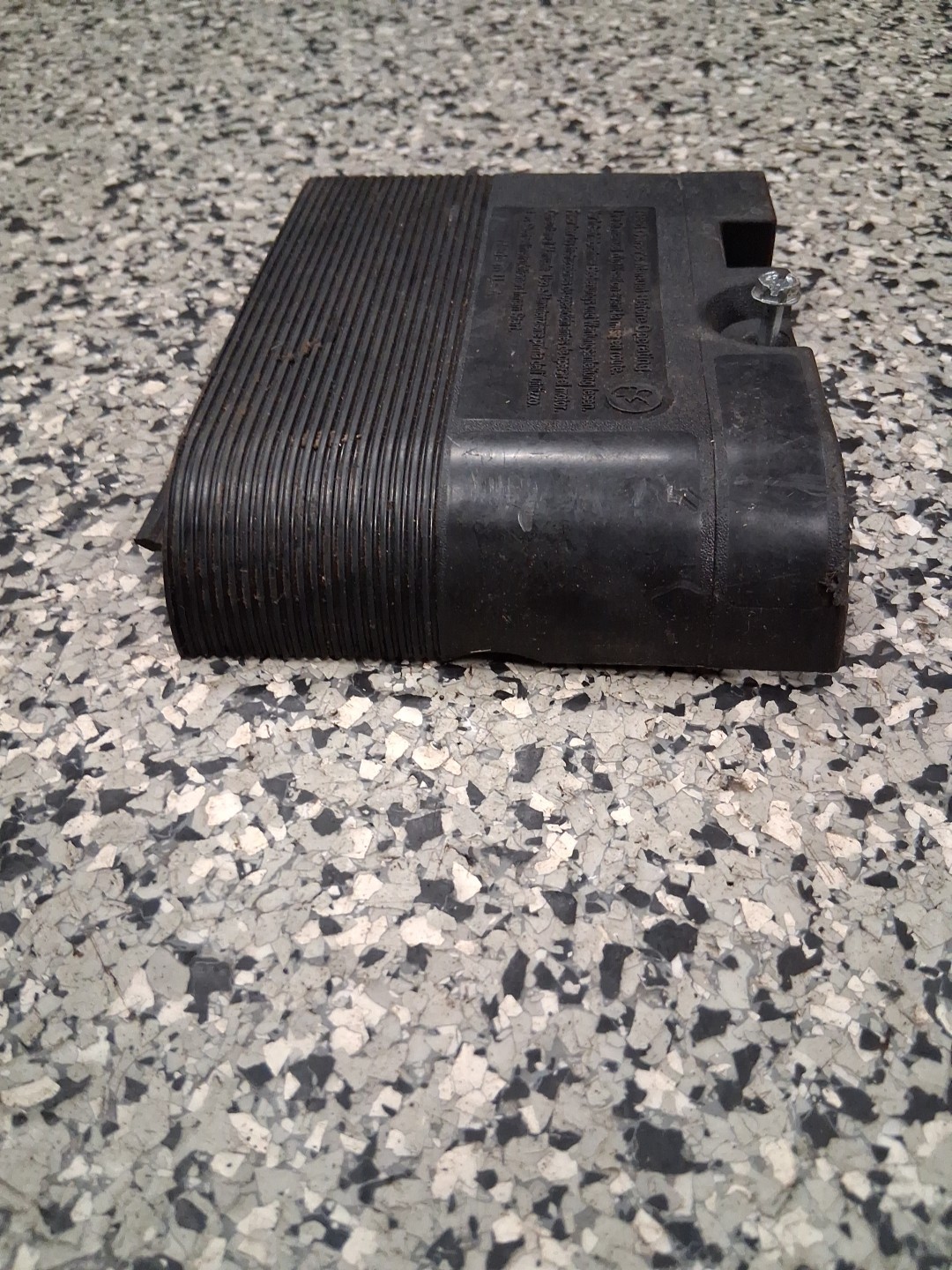 OEM USED BRIGGS QUANTUM AIR FILTER COVER 692298