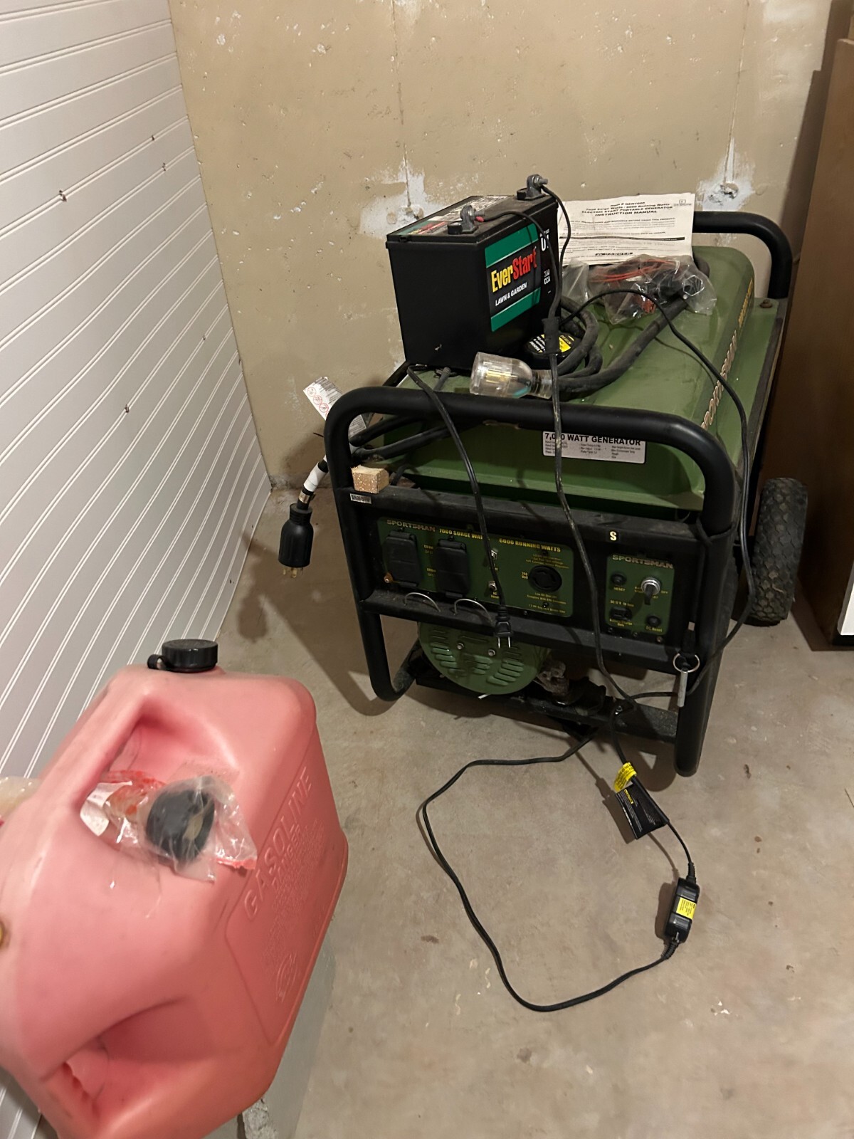 Generator 7000W output- Never used, instruction manual, battery and portable